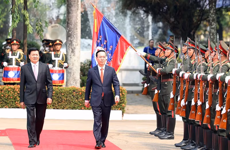 Chủ tịch nước Võ Văn Thưởng và Tổng Bí thư, Chủ tịch nước Lào Thongloun Sisoulith duyệt đội danh dự. (Ảnh: Thống Nhất/TTXVN)