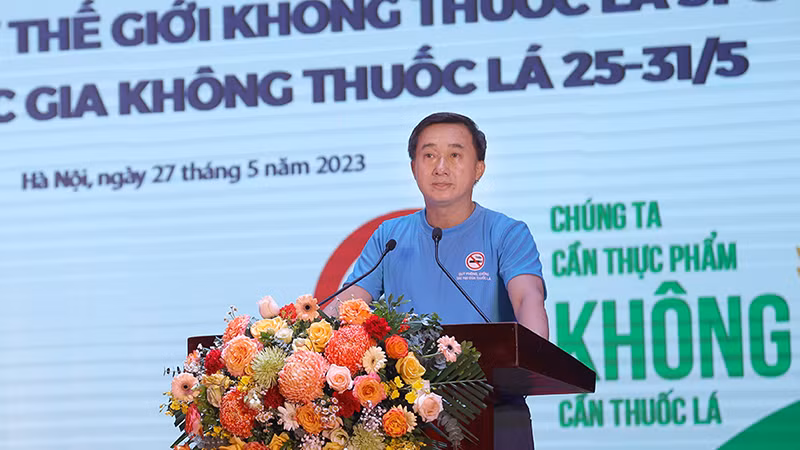 Thứ trưởng Bộ Y tế Trần Văn Thuấn phát biểu tại lễ mít tinh kêu gọi các bộ, ngành, ủy ban nhân dân các tỉnh, thành phố tiếp tục chỉ đạo tăng cường thực thi Luật Phòng, chống tác hại của thuốc lá và tổ chức các hoạt động thiết thực hưởng ứng Ngày Thế giới không thuốc lá.