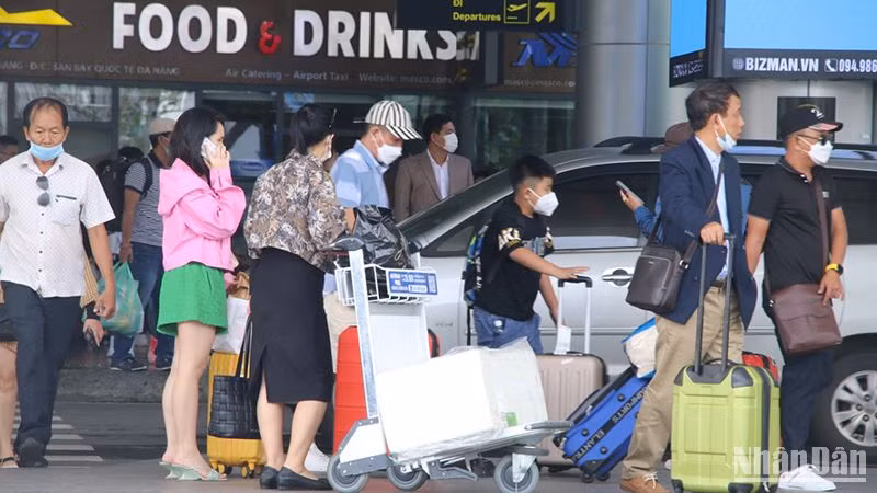 Khách du lịch quốc tế đến Sân bay quốc tế Đà Nẵng. (Ảnh minh họa: ANH ĐÀO)