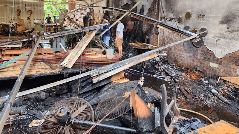 Bên trong nhà xưởng của cơ sở kinh doanh đồ gỗ sau khi vụ cháy được dập tắt.