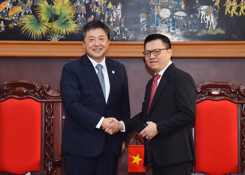 Tổng Biên tập Báo Nhân Dân Lê Quốc Minh và ông Shimizu Akira, Trưởng đại diện JICA tại Việt Nam nhiệm kỳ từ 3/2020-3/2023 tại buổi tiếp.