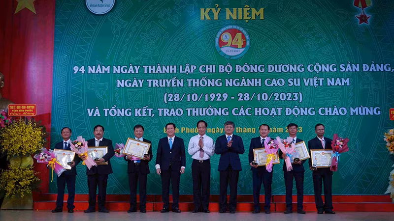Trao bằng khen các cá nhân đạt giải "Phú Riềng Đỏ" năm 2023.