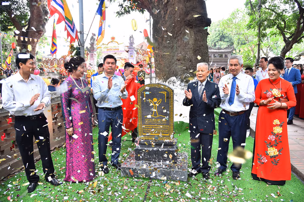 Các đại biểu thực hiện nghi thức công nhận cây di sản Việt Nam trong khuôn viên chùa Láng.