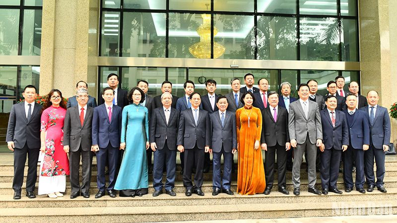 Đồng chí Trần Cẩm Tú, Ủy viên Bộ Chính trị, Bí Thư Trung ương Đảng, Chủ nhiệm Ủy ban Kiểm tra Trung ương với các Trưởng Cơ quan đại diện Việt Nam ở nước ngoài tại buổi gặp mặt. (Ảnh: Đăng Khoa)