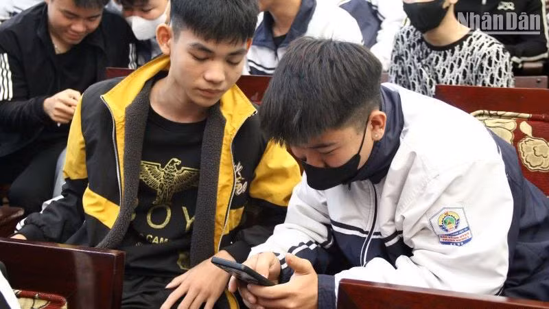 Sinh viên trải nghiệm trò chơi lái xe trong tình trạng tỉnh táo và tình trạng sau khi uống rượu bia trên điện thoại di động.