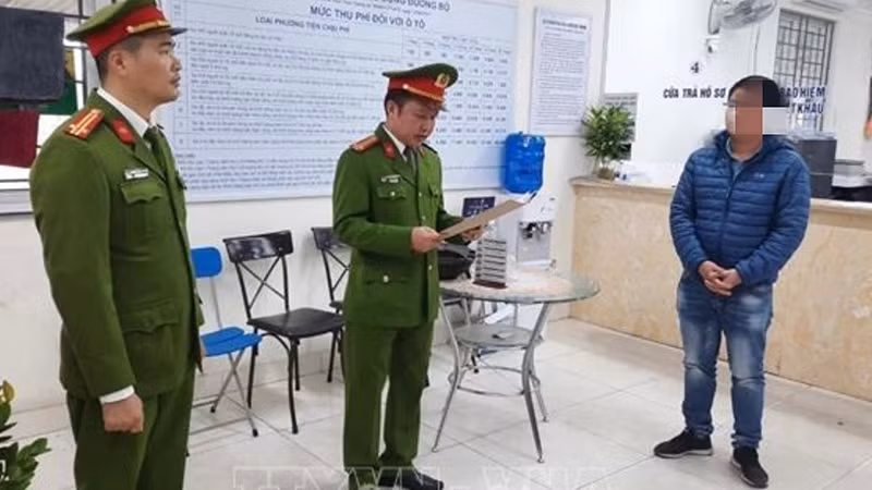 Công an tỉnh Hải Dương đọc lệnh khám xét Trung tâm đăng kiểm xe cơ giới 34-05D.