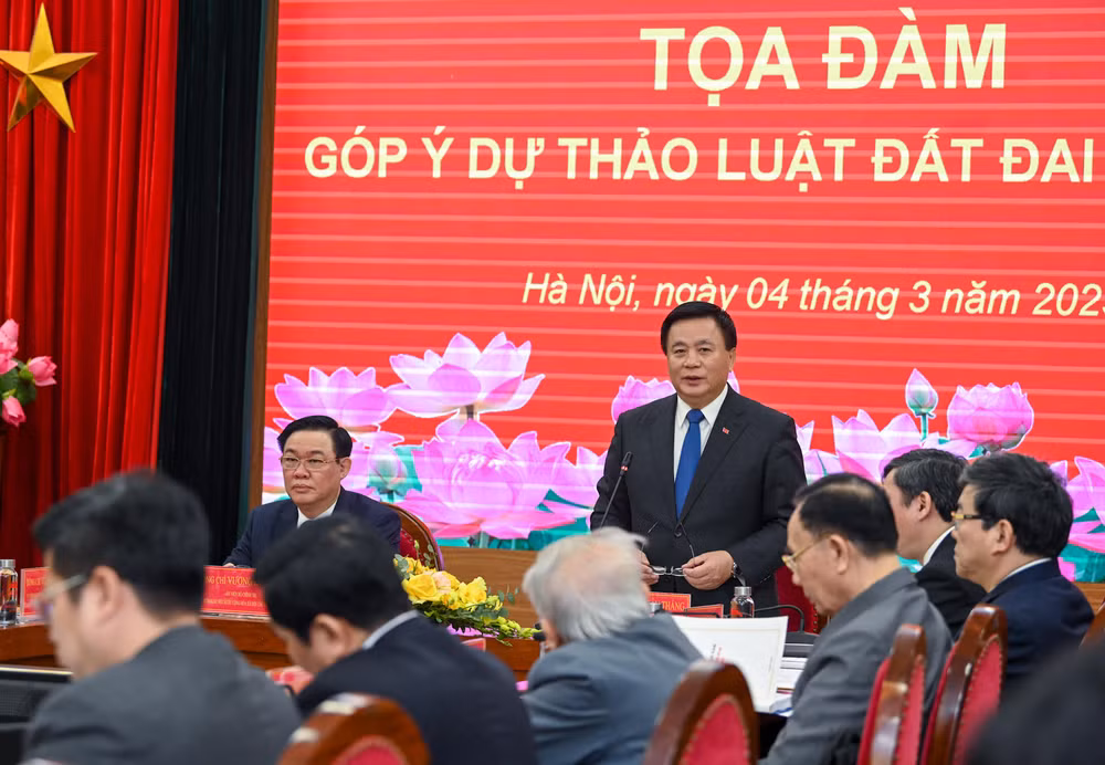 Giám đốc Học viện Chính trị quốc gia Hồ Chí Minh, Chủ tịch Hội đồng Lý luận Trung ương Nguyễn Xuân Thắng phát biểu tại tọa đàm. (Ảnh: Duy Linh)