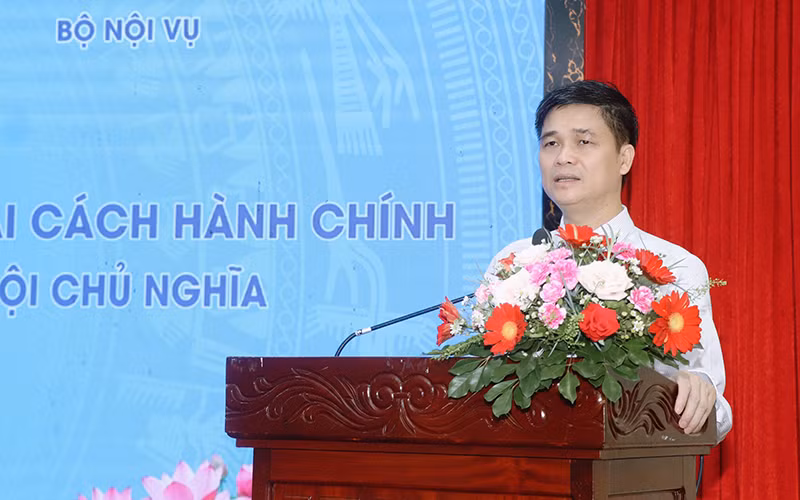 Đồng chí Ngọ Duy Hiểu, Phó Chủ tịch Tổng Liên đoàn Lao động, Chủ tịch Công đoàn viên chức Việt Nam phát biểu tại Hội thảo.