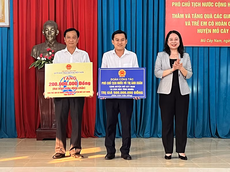 Đồng chí Võ Thị Ánh Xuân trao bảng tượng trưng hỗ trợ xây dựng nhà tình nghĩa và Quỹ bảo trợ trẻ em Việt Nam cho tỉnh Bến Tre.