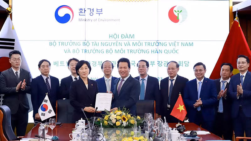 Bộ Tài nguyên và Môi trường Việt Nam và Bộ Môi trường Hàn Quốc ký kết Hợp tác toàn diện trong lĩnh vực môi trường. (Nguồn: Báo Tài nguyên & Môi trường)
