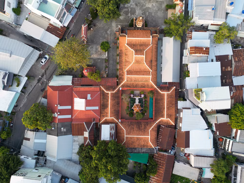 Chùa Tam Bảo, đây là một ngôi chùa cổ tại thành phố Rạch Giá, tỉnh Kiên Giang. Ban đầu, ngôi chùa chỉ được xây dựng bằng gỗ và lợp lá. Về sau, nơi đây được phục dựng và xây lại theo kiểu kiến trúc thượng lầu hạ tầng.