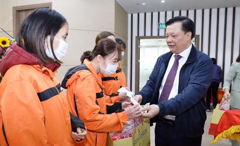 Bí thư Thành ủy Hà Nội Đinh Tiến Dũng tặng quà cho công nhân có hoàn cảnh khó khăn tại tỉnh Ninh Bình.