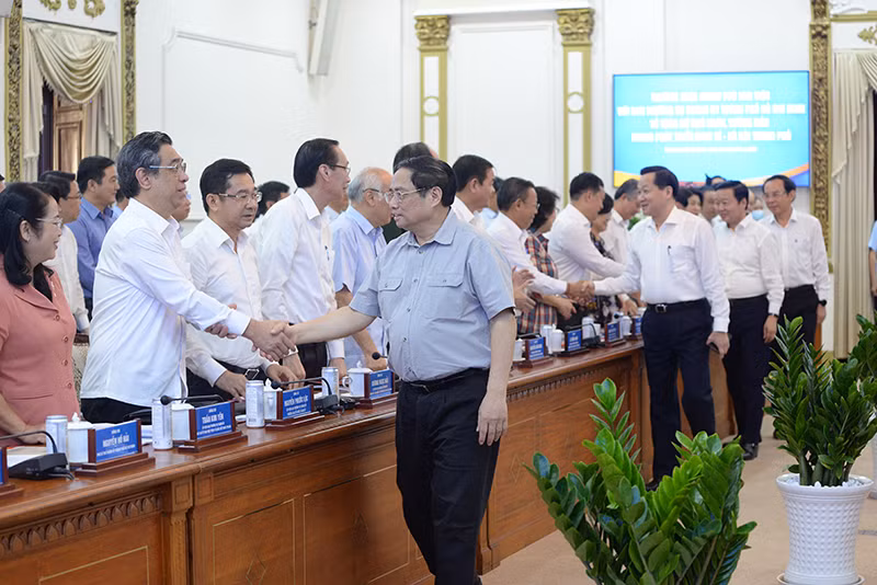Thủ tướng Phạm Minh Chính bắt tay các đại biểu Thành phố Hồ Chí Minh tham dự cuộc làm việc.
