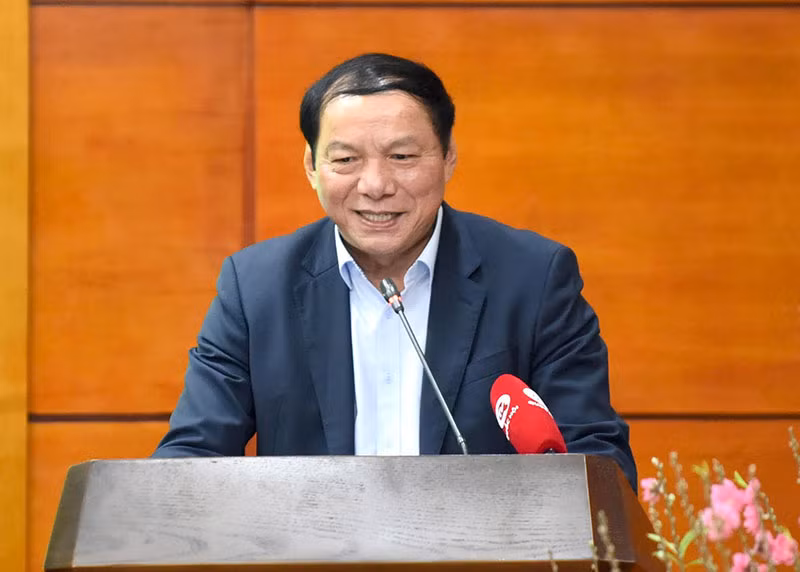 Bộ trưởng Văn hóa, Thể thao và Du lịch trình bày tham luận tại hội nghị.