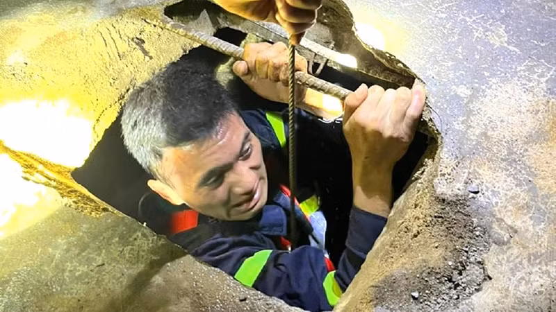 Cán bộ, chiến sĩ Phòng Cảnh sát phòng cháy chữa cháy và cứu nạn cứu hộ Công an tỉnh Đắk Lắk leo xuống giếng cứu nạn 2 cha con anh Nguyễn Văn Phương bị mắc kẹt dưới độ sâu 20m.