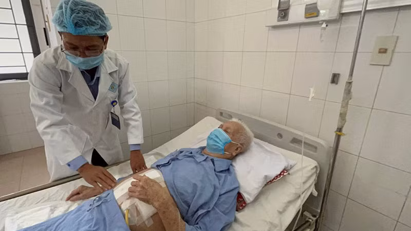 Bệnh nhân H.V.H. đã tỉnh, sinh tồn ổn định sau phẫu thuật lấy dị vật. 