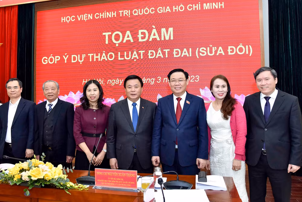 Chủ tịch Quốc hội Vương Đình Huệ với các đại biểu dự tọa đàm. (Ảnh: Duy Linh)