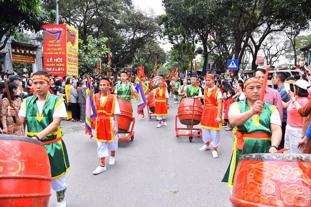 Hành trình rước kiệu đi qua nhiều điểm di tích khác của địa phương như chùa Nền, chùa Tam Huyền, chùa Hoa Lăng,… trước khi quay trở lại điểm xuất phát.