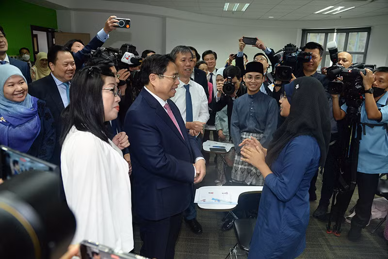 Thủ tướng Phạm Minh Chính trò chuyện với sinh viên Brunei đang học tiếng Việt tại Đại học quốc gia Brunei Darussalam.