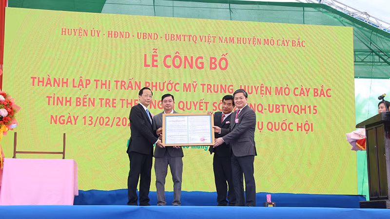 Lãnh đạo tỉnh Bến Tre trao quyết định thành lập thị trấn Phước Mỹ Trung (huyện Mỏ Cày Bắc).