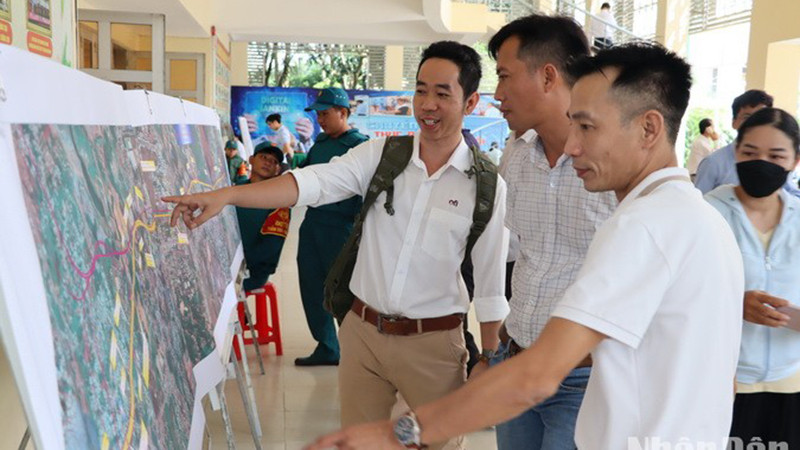 Người dân trong vùng dự án xem bản đồ hướng tuyến đường cao tốc Biên Hòa - Vũng Tàu.