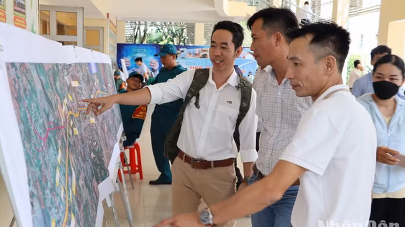 Người dân trong vùng dự án xem bản đồ hướng tuyến đường cao tốc Biên Hòa - Vũng Tàu.