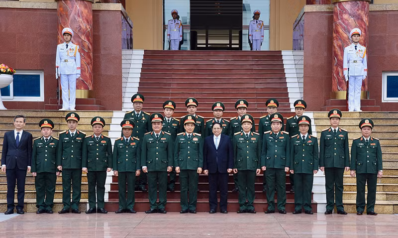 Thủ tướng Phạm Minh Chính với lãnh đạo Bộ Quốc phòng và cán bộ, giảng viên Học viện Quốc phòng.
