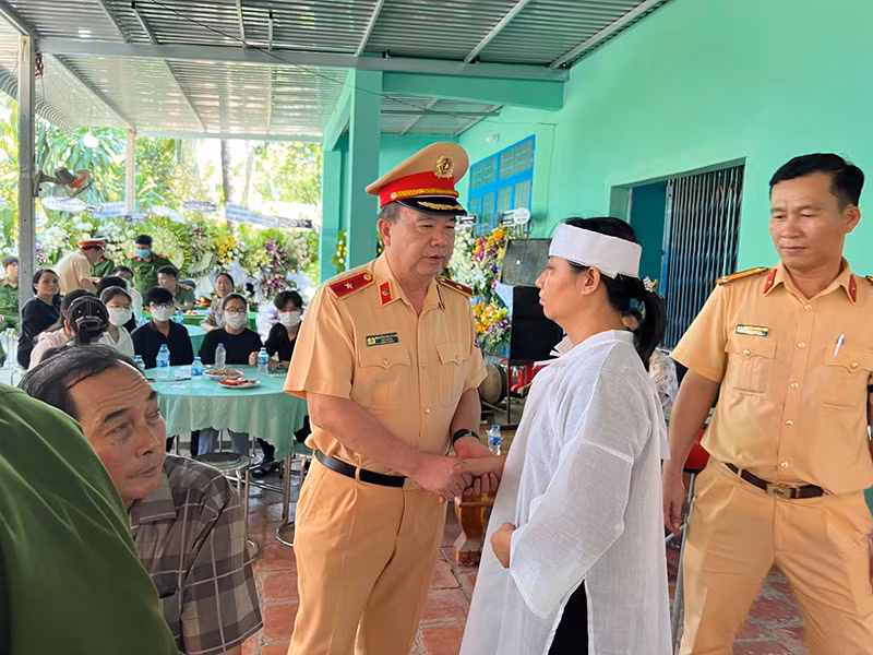 Đồng chí Thiếu tướng Nguyễn Văn Trung, Cục trưởng Cảnh sát giao thông ân cần thăm hỏi, động viên vợ Trung tá Nguyễn Xuân Hào.