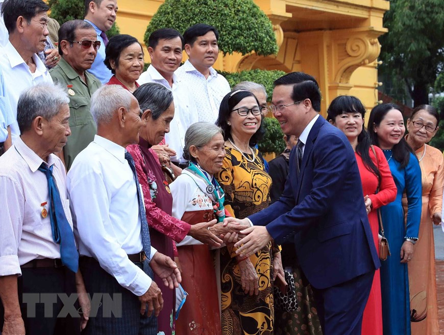 Chủ tịch nước Võ Văn Thưởng với đoàn đại biểu người có công với cách mạng của tỉnh Trà Vinh. (Ảnh: An Đăng/TTXVN)