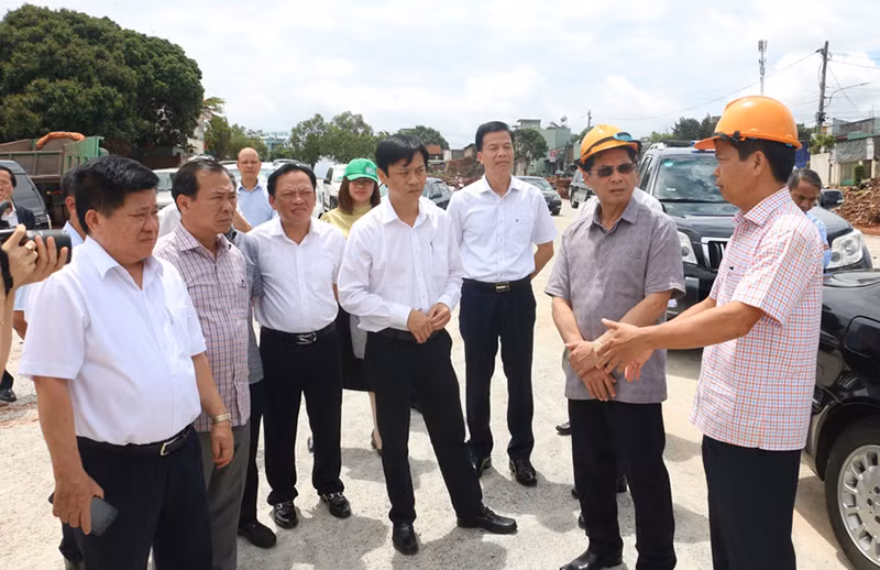 Bộ trưởng Ngoại giao Bùi Thanh Sơn (thứ 2 từ phải sang) cùng đoàn công tác của Chính phủ kiểm tra thực tế tiến độ thực hiện Dự án đường Nguyễn Văn Linh (TP PleiKu).