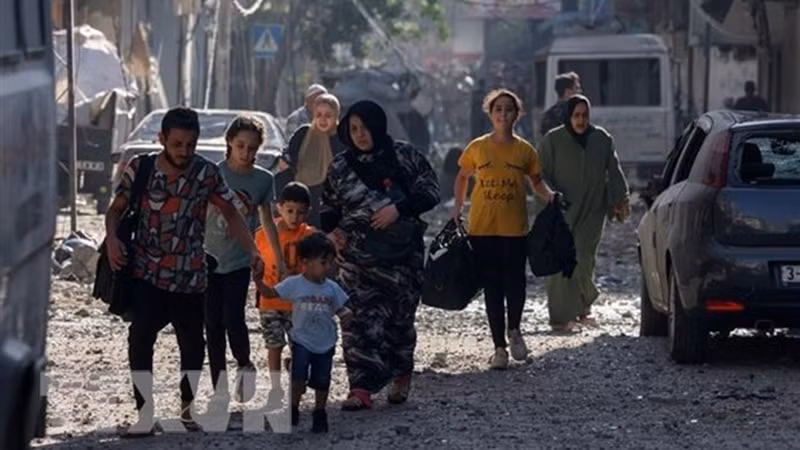 Người dân Palestine sơ tán khỏi thành phố Gaza nhằm tránh xung đột giữa Israel và Phong trào Hamas, ngày 11/10/2023. (Ảnh: AFP/TTXVN)