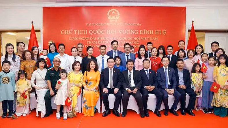 Chủ tịch Quốc hội đến thăm Đại sứ quán và gặp gỡ cộng đồng người Việt Nam ở Indonesia. (Ảnh: TTXVN)