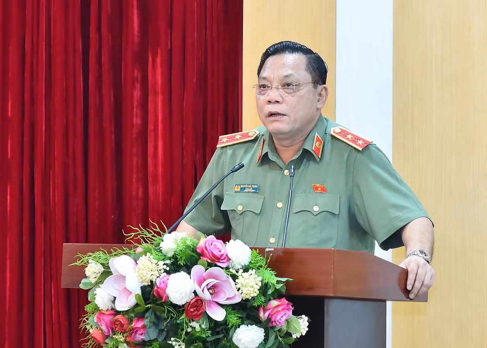 Đồng chí Nguyễn Hải Trung, Giám đốc Công an thành phố Hà Nội, Đại biểu Quốc hội thành phố Hà Nội trình bày dự kiến chương trình Kỳ họp thứ 6, Quốc hội khóa XV tới các cử tri.