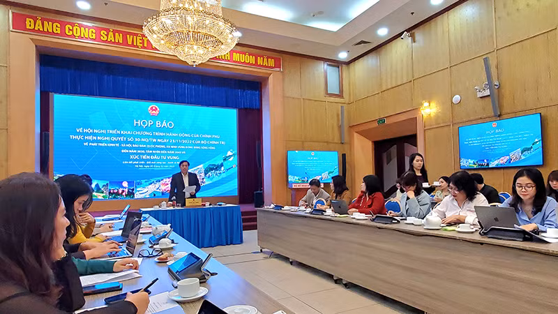 Thứ trưởng Kế hoạch và Đầu tư Trần Duy Đông chủ trì họp báo.