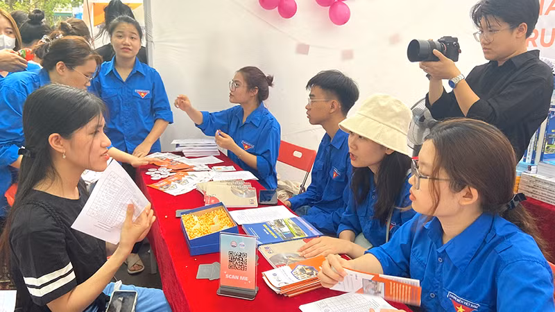 Tham dự ngày hội, các học sinh THPT được nhiều sinh viên của Học viện tận tình hỗ trợ.