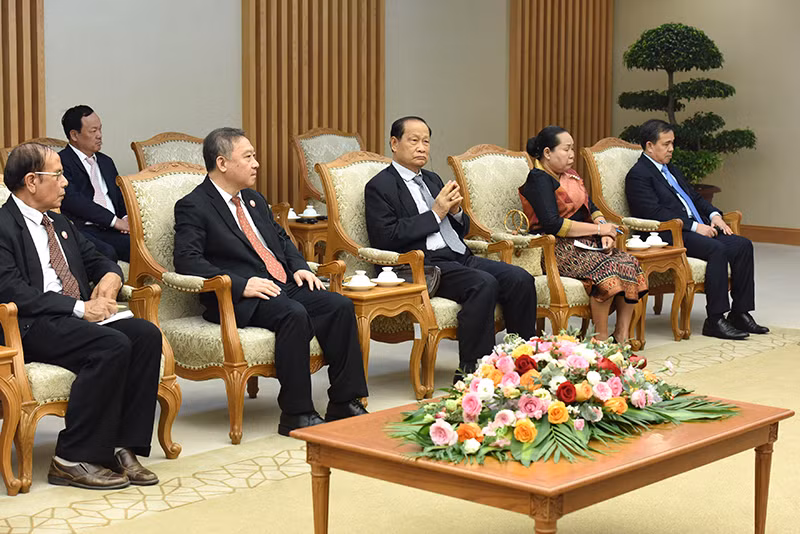 Các thành viên đi trong đoàn cùng đồng chí Sinlavong Khoutphaythoune, Chủ tịch Ủy ban Trung ương Mặt trận Lào xây dựng đất nước.