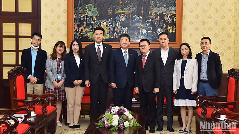 Tổng Biên tập Báo Nhân Dân Lê Quốc Minh cùng lãnh đạo JICA tại Việt Nam và các thành viên hai đơn vị tại buổi tiếp.