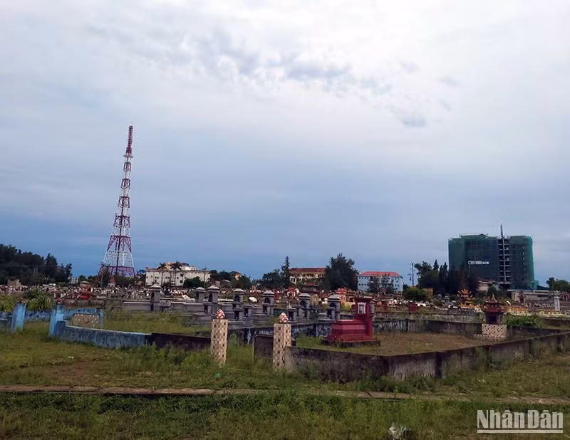 Nhiều khu nghĩa trang nhân dân chia cắt đô thị tại Hà Tĩnh. (Ảnh: Ngô Tuấn)