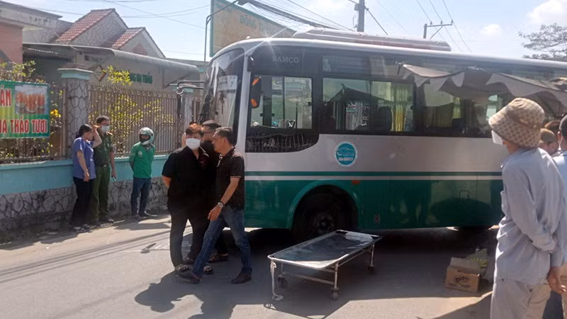 Lực lượng Cơ quan điều tra và Viện Kiểm sát nhân dân thành phố Biên Hòa có mặt tại hiện trường điều tra vụ tai nạn.