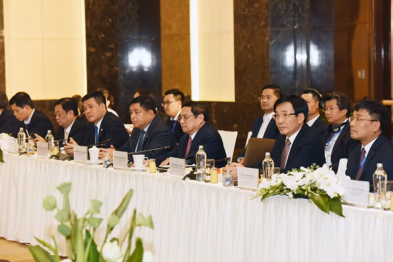 Thủ tướng Phạm Minh Chính và các thành viên chính phủ Việt Nam tham dự buổi tọa đàm. (Ảnh: TRẦN HẢI)