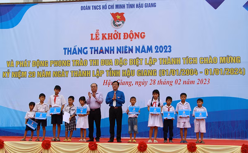 Tỉnh đoàn Hậu Giang trao học bổng cho các em học sinh có hoàn cảnh khó khăn.