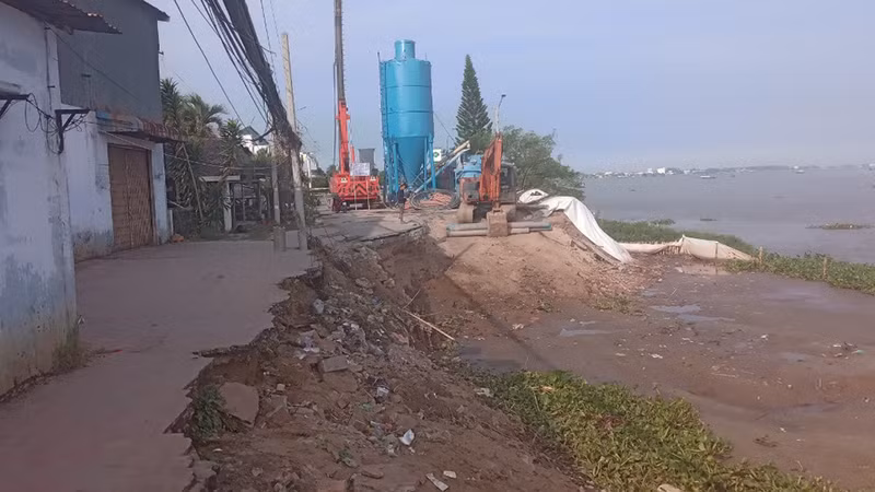 Xử lý khu vực sạt lở đoạn qua xã Bình Mỹ, huyện Châu Phú, tỉnh An Giang.