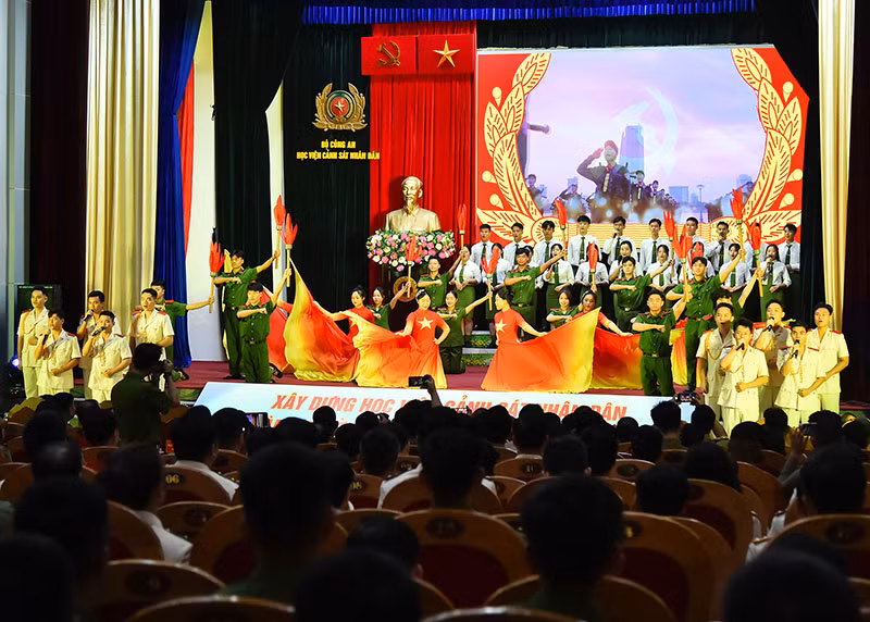 Tiết mục văn nghệ của các học viên Học viên Cảnh sát nhân dân chào mừng năm học mới 2023-2024.