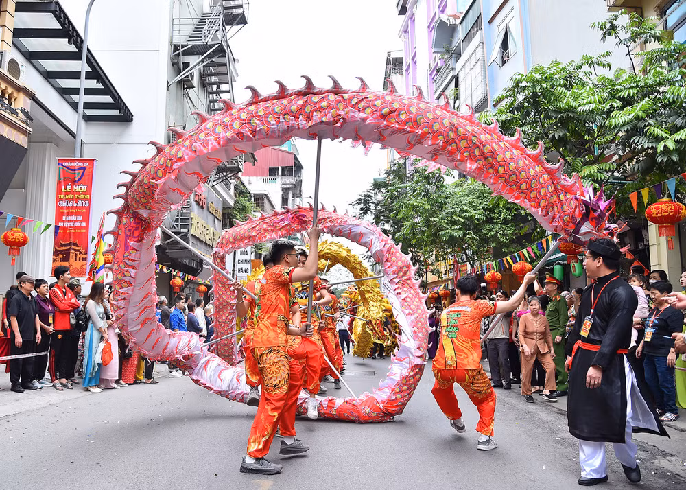 Ngoài phần lễ, Lễ hội chùa Láng còn có các hoạt động vui chơi, thi đấu truyền thống như: đấu võ, chọi gà, cờ người, đập niêu, đặc biệt có tục thổi cơm thi, vừa đi vừa thổi cơm quanh nhà bát giác, vừa múa hát,…