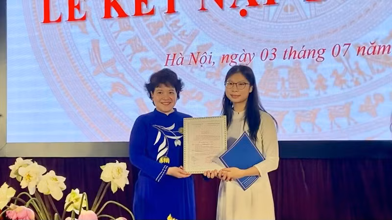 Đồng chí Trần Thùy Dương, Bí thư Đảng ủy, Hiệu trưởng Trường THPT chuyên Hà Nội-Amsterdam trao quyết định kết nạp Đảng cho học sinh.