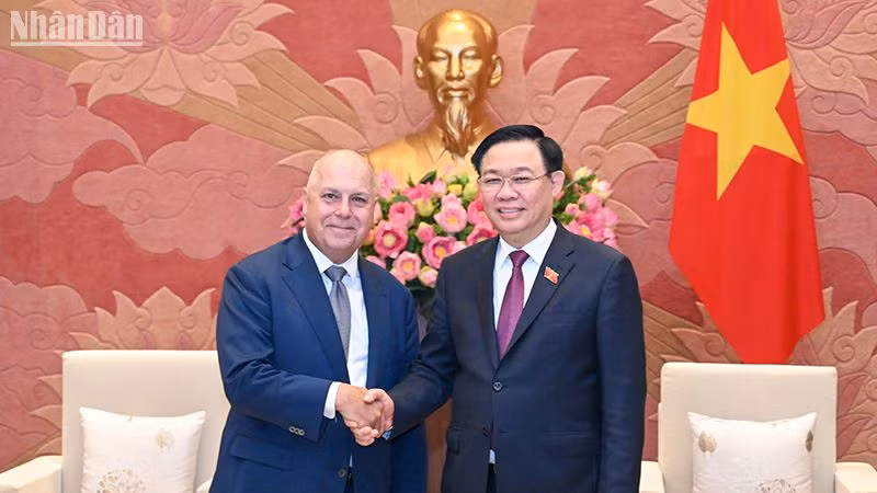Chủ tịch Quốc hội Vương Đình Huệ và Bộ trưởng Ngân khố bang Victoria Tim Pallas tại buổi tiếp.