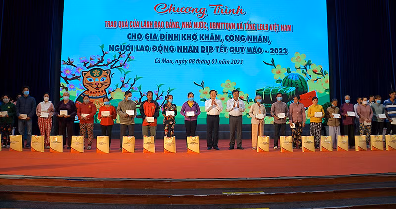 Phó Thủ tướng Lê Minh Khái và Bí thư Tỉnh ủy Cà Mau Nguyễn Tiến Hải tặng quà Tết cho công nhân lao động có hoàn cảnh khó khăn và hộ nghèo tại Cà Mau.