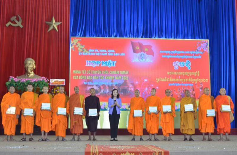 Phó Bí thư Thường trực Tỉnh ủy Bạc Liêu Lê Thị Ái Nam tặng quà các vị chức sắc tiêu biểu.