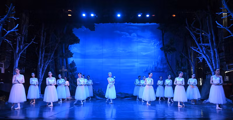 Vở "Giselle" cho thấy khả năng dàn dựng và diễn xuất điêu luyện của các nghệ sĩ Nhà hát Nhạc vũ kịch Việt Nam. (Ảnh: MẠNH NGÔ HÙNG)