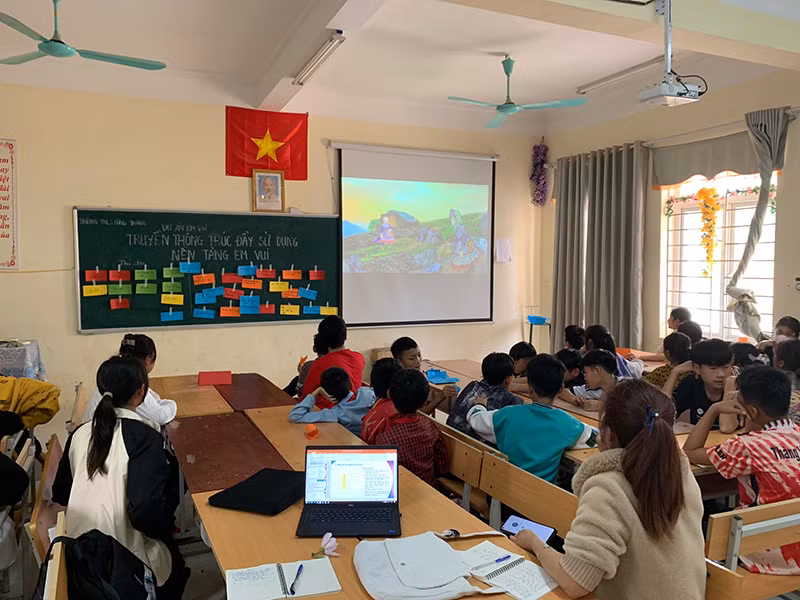 Các em học sinh hào hứng đón nhận dự án Em Vui tại tỉnh Lai Châu.